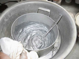 Чем отмыть серебрянку с рук